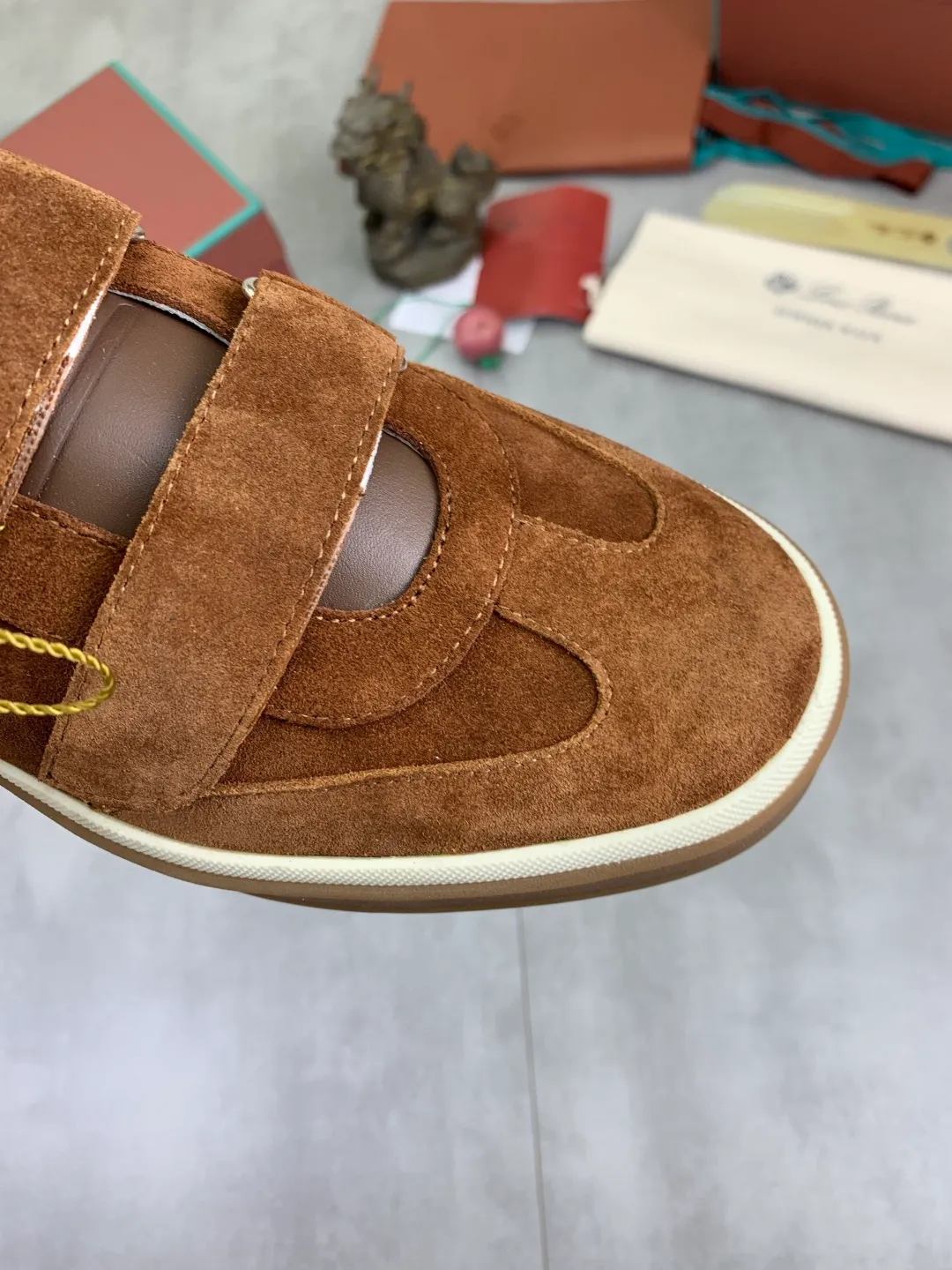 Men's men's shoes 💰P580 New model 💰 The latest casual shoes Loro Piana 💯 Top grade 💯 Buy the original copy 💯 Founded the existing Loro Piana company on April 24, 1924. It is the sixth generation of family operation, providing the best quality products to customers who are discerning about taste and quality. Imported original fly woven fabric with cowhide fabric, plain calfskin lining, hand-stitched thread with cowhide feet, original packaging, high-end outsole, size: 38-45 (custom-made for 46), 5️⃣ colors available